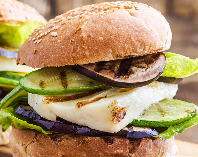 Burgerji z jajčevci in sirom na žaru