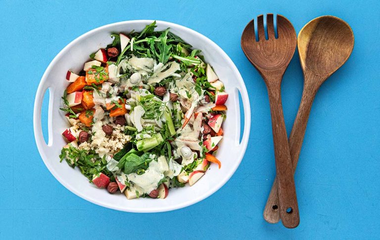 Spomladanska detoks skleda s kefirjevim prelivom